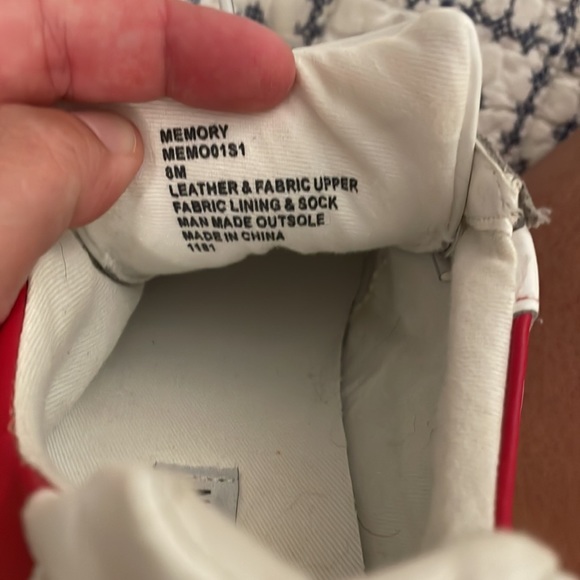 Never worn Steve Madden tennis shoes. Size 8 - Picture 7 of 7